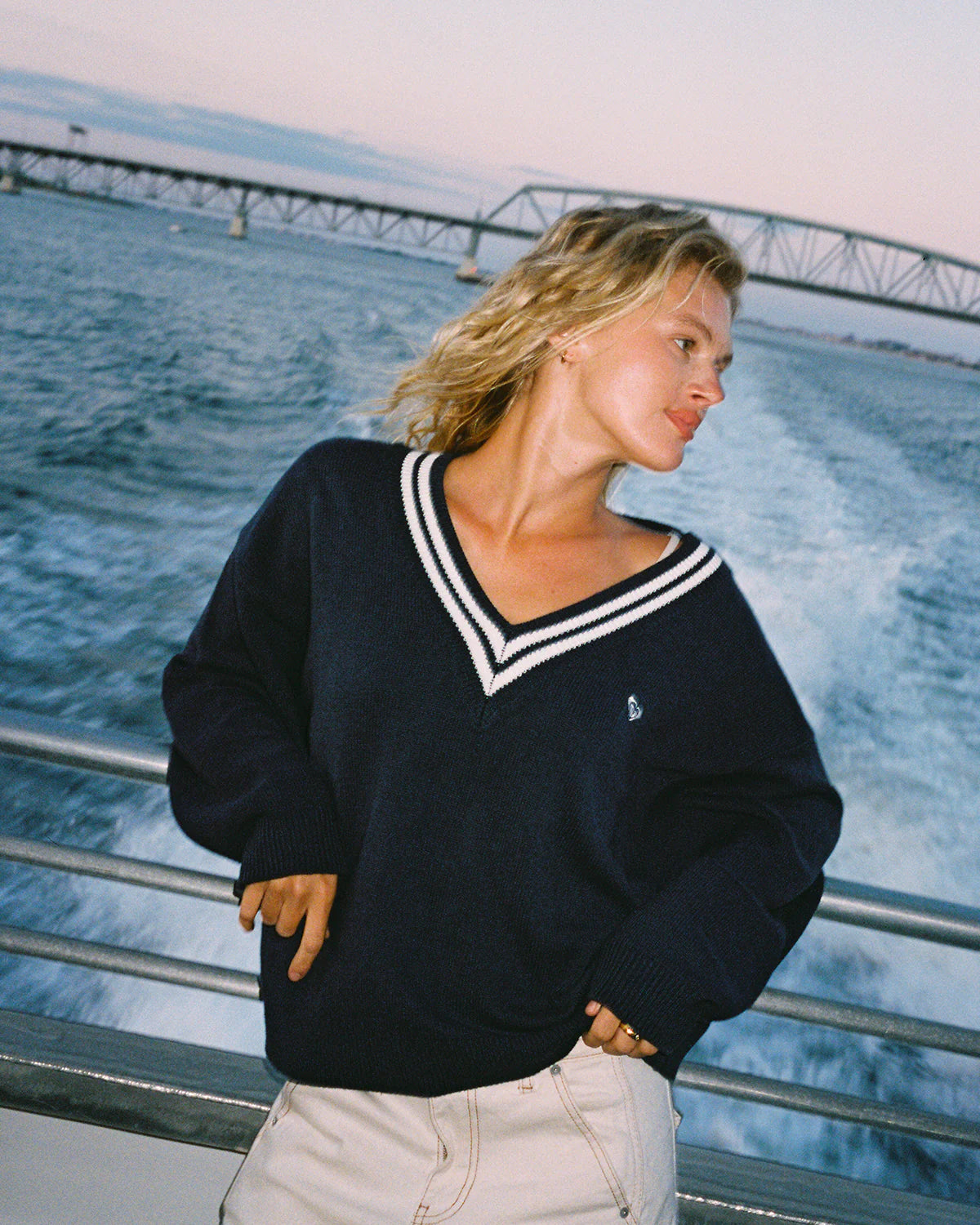 SURF SCHOOL V NECK